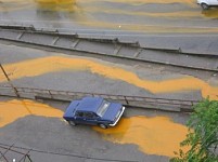После дождей улицы Капана заливаются желтыми водами заброшенной шахты