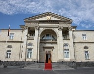 Полицейские применяют силу и задерживают участников акции