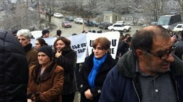 Брат Максима Акопяна терроризировал митингующих