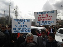 Жители села Гарни перекрыли трассу Гарни-Ереван и требуют отставки премьер-министра Овика Абраамяна