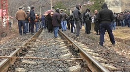 Сотрудники Алавердинского медеплавильного завода снова перекрыли межгосударственную железную дорогу