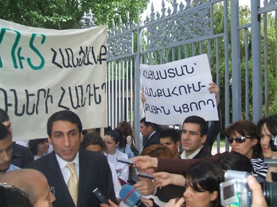 PROTESTORS OF TEGHUT FOREST DEMAND FROM RA GOVERNMENT TO CANCEL CONTRACT WITH ACP COMPANY