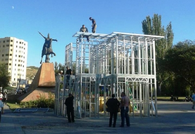 В центре архитектурной композиции, рядом с памятником Вардану Мамиконяну, строится очередной объект