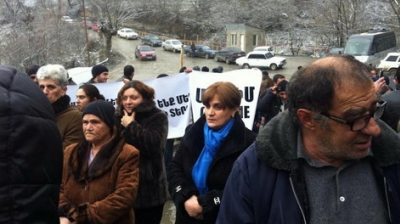 Брат Максима Акопяна терроризировал митингующих