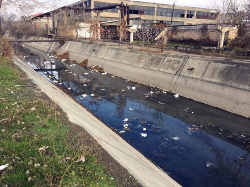 Ереванские производители решили вопрос вывоза мусора - бросают в реку Гетар: фото