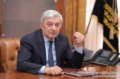Министр ЧС Феликс Цолакян предлагает заместителю посла Ирана в Армении направить спасательные силы в зону бедствия